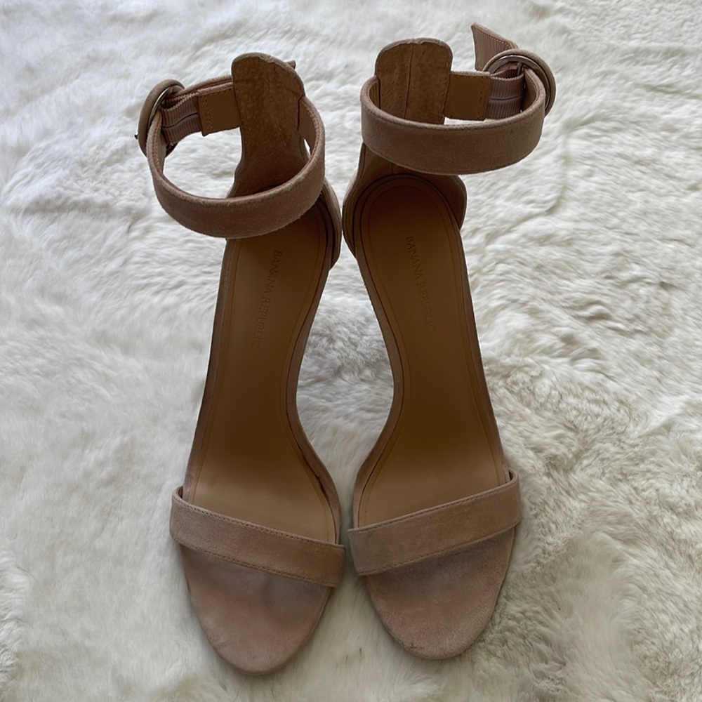 Banana Republic heel size 7B Width.
Heel height: 3.5" (9cm) suede color taupe.